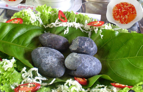 Sỏi mầm  Nhắc đến món ăn này người ta sẽ nghĩ ngay đến Hậu Giang. Tuy nhiên nó không giống món mầm đá trong truyện Trạng Quỳnh mà tên gọi này xuất phát từ cách chế biến. Sỏi được nung nóng, dùng để nướng chín thịt heo rừng đã được thái mỏng, tẩm ướp gia vị như tiêu, tỏi, hành, ngò... đặt lên trên. Thịt ăn kèm với rau sống, chấm mắm chanh ớt chua ngọt. Món này được bán ở một số quán thuộc huyện Phụng Hiệp. Ảnh: Yume.
