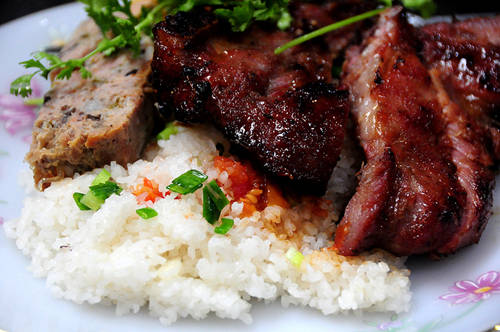 Sà bì chưởng  Sà bì chưởng là cách gọi lái của món cơm tấm sườn bì chả, đặc sản của Sài Gòn. Như tên gọi, nguyên liệu chính của món này là cơm, sườn, bì, chả. Trong đó cơm phải được nấu từ loại gạo tấm, sườn heo tẩm ướp chua ngọt, chả làm cùng trứng và sợi bì dai. Ngoài ra món còn có thêm chút mỡ hành, ít miếng dưa leo, cà chua hay đồ chua được làm từ cà rốt, củ cải, dưa leo, dưa muối đôi khi là đu đủ. Món này bán ở nhiều nơi trong Sài Gòn, bất kể sáng hay đêm. Ảnh: Mr True.