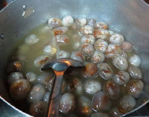 Chè bột lọc heo quay  Cũng là đặc sản của xứ Huế, nhiều người nghe tên lần đầu bỡ ngỡ không rõ đây là món mặn hay ngọt. Như tên gọi, chè có thành phần chính là bột lọc nhồi thịt quay, thả vào nước gừng đường như chè trôi nước. Du khách có thể thưởng thức món này ở quán chè trước cửa Thượng Tứ hay các chợ. Ảnh: Khánh Ly.