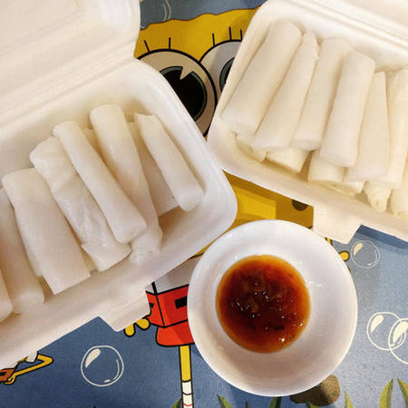 Bánh gật gù  Tên bánh mang nghĩa tượng hình, bởi khi cầm trên tay bánh mềm, dẻo ngả về nhiều phía như người gật gù. Đây là đặc sản nổi tiếng của Tiên Yên, Quảng Ninh, có hương vị gần giống bánh phở, nhưng mềm dai hơn nhờ gạo trộn cơm nguội xay nhuyễn cùng nước. Bánh cuốn lại bằng tay, không nhân, chấm nước chấm có hành phi, thịt băm, mắm tiêu, mỡ gà. Ảnh: joy.phn.
