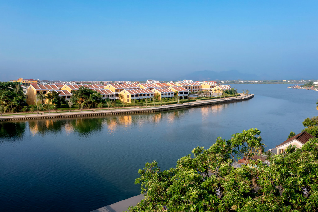 Khu nghỉ dưỡng nằm bên sông Hoài thơ mộng.