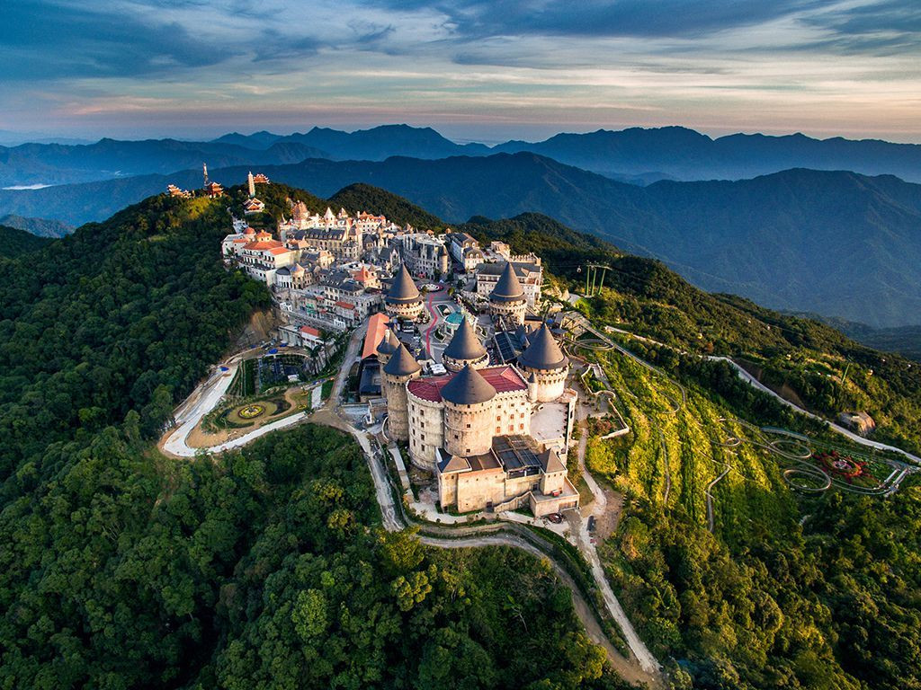 Fantasy Park thuộc Bà Nà Hills, tọa lạc trên đỉnh núi tách biệt