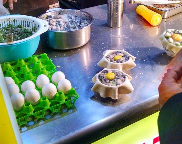 Người thợ bánh đang làm món bánh bao hàu sữa