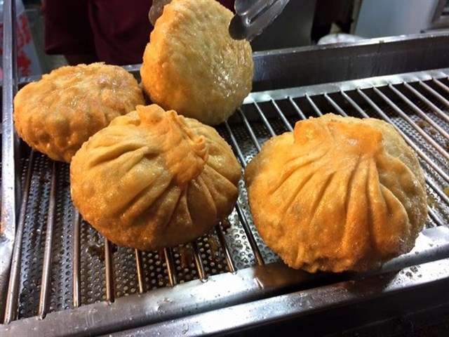 Bánh bao sau khi được chiên vàng bắt mắt