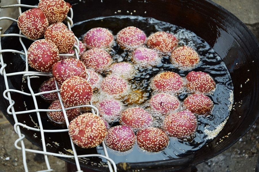 Một số món ăn vặt được làm tại chỗ ở chợ phiên với mức giá hạt dẻ. Ảnh: vnexpress.