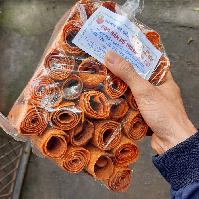 Bánh sau khi nướng được bảo quản trong túi nilon.