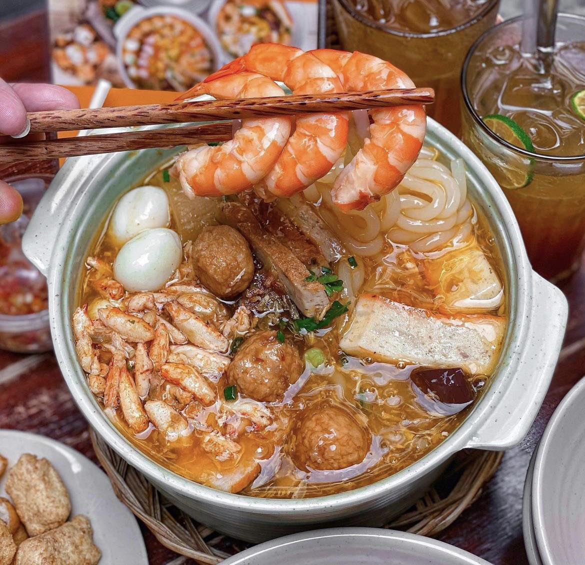 Hải sản tươi ngon chan nước soup đậm đà Tô bánh canh cua đậm đà