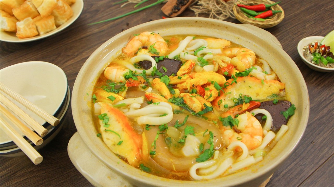 Tô bánh canh đầy ắp thịt cua ngọt thanh Bánh canh cua nước dùng sền sệt