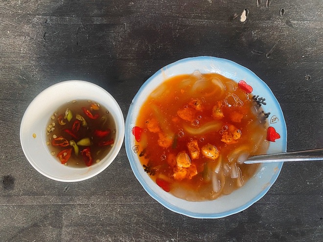 Tô bánh canh cua nóng hổi tại làng Nam Phổ