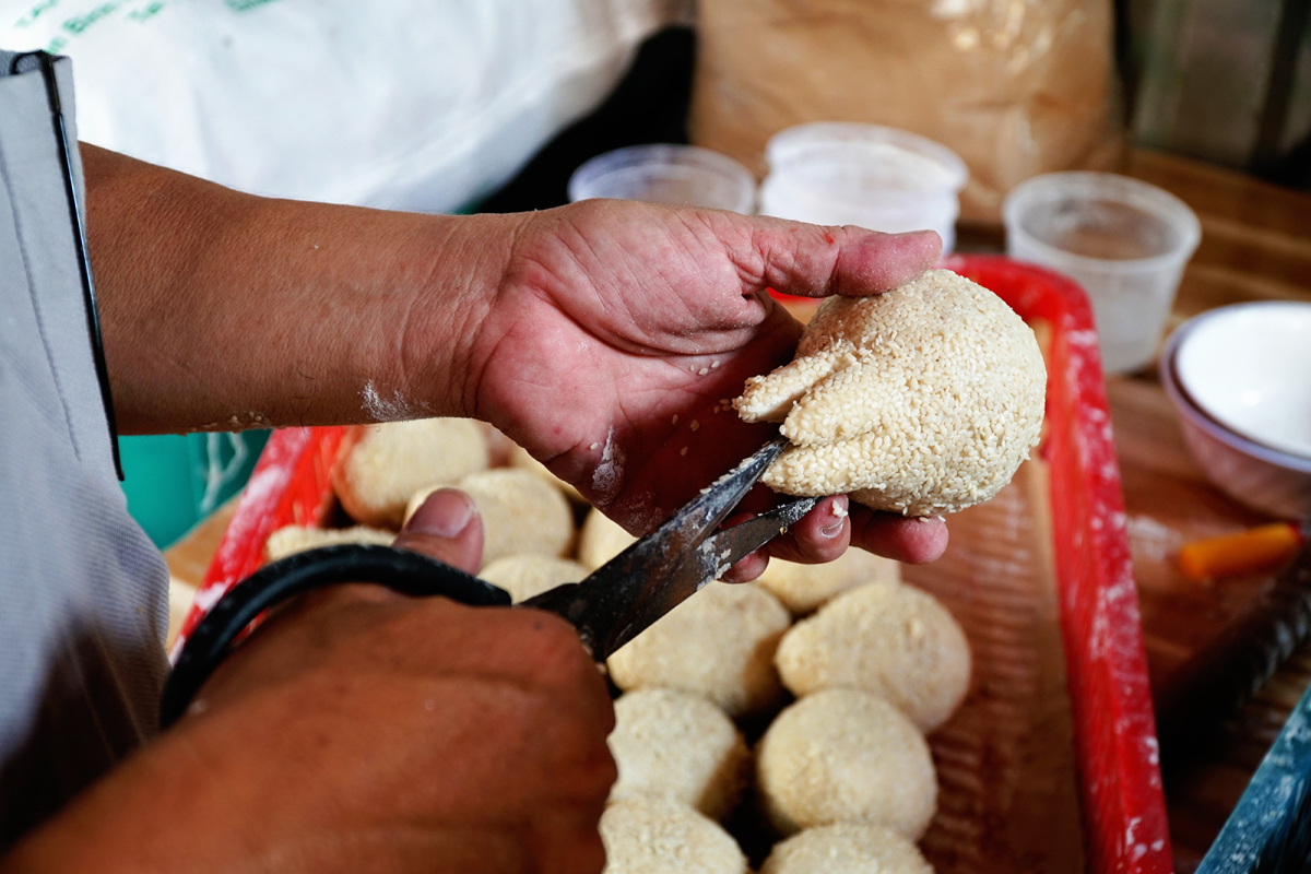 Người làm bánh cầu duyên dùng kéo tạo hình cánh hoa
