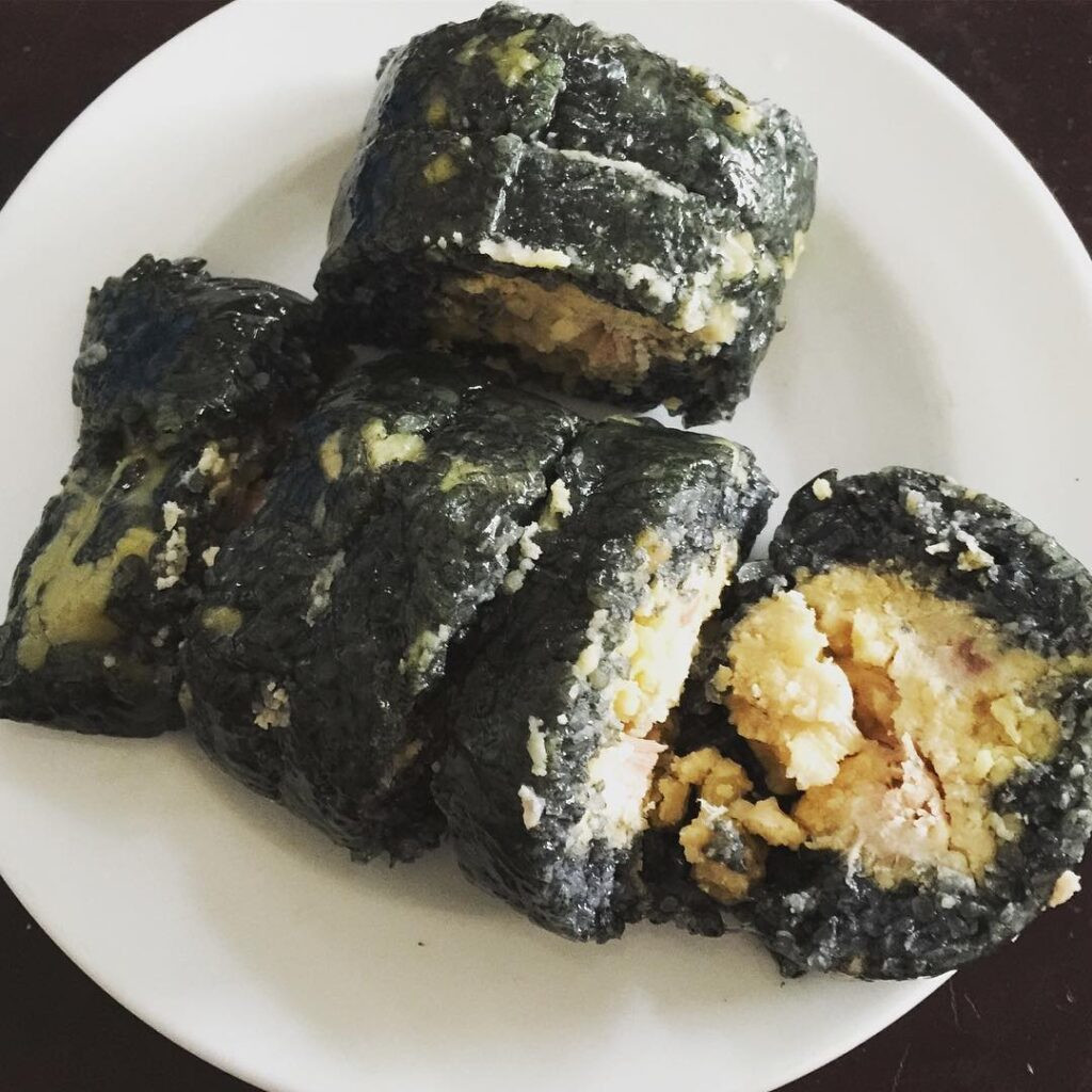 Bánh chưng đen Mường Lò đặc sản Tây Bắc