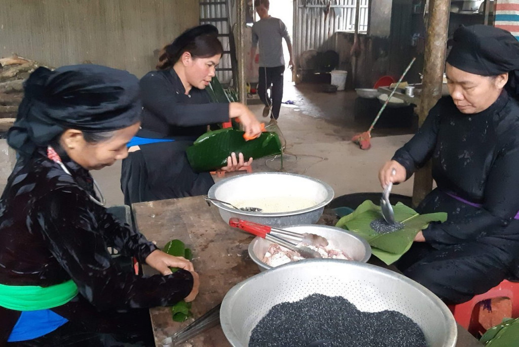 Bánh chưng đen Mường Lò đặc sản Tây Bắc