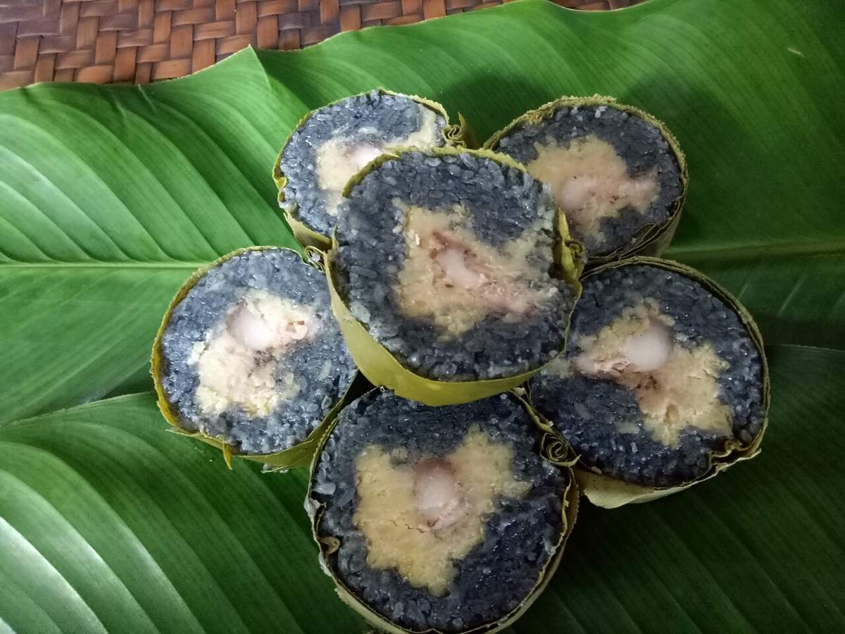 Bánh chưng đen - món ăn độc lạ Tây Bắc Bánh chưng đen - món ăn độc lạ Tây Bắc