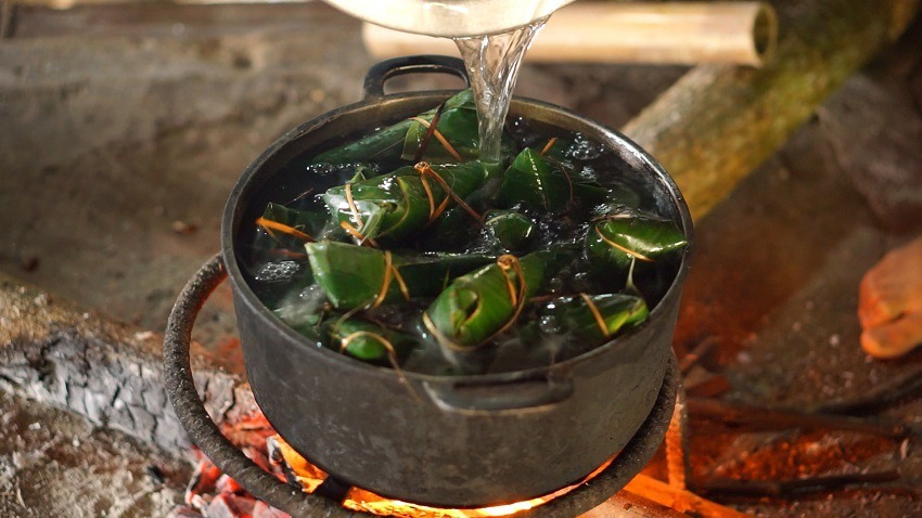 Luộc bánh coóc mò