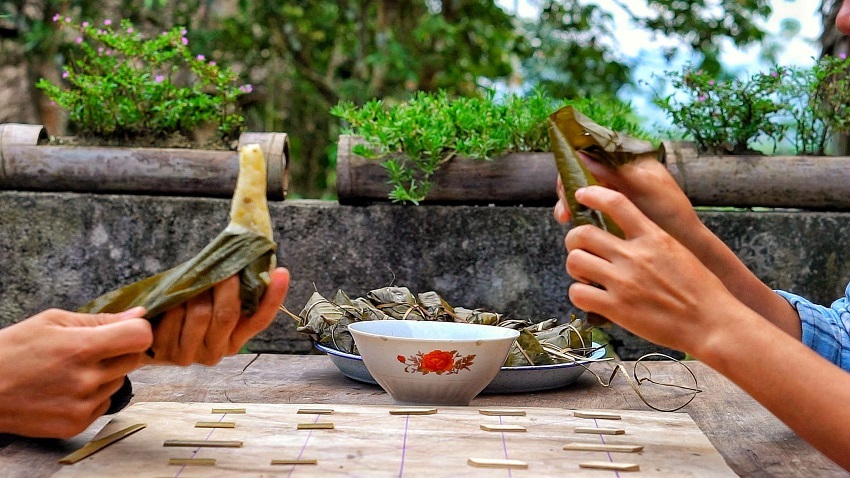 Cách ăn bánh coóc mò đúng cách