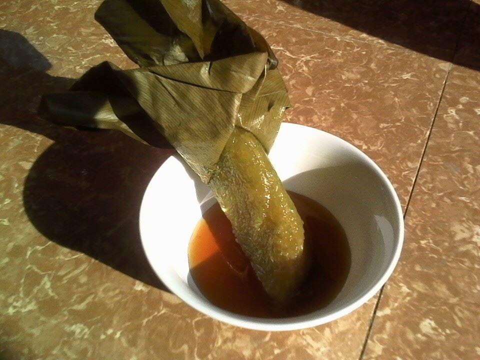 Bánh coóc mò chấm mật mía.