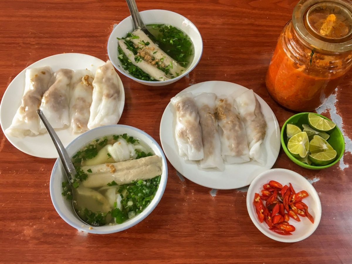 Bánh cuốn Cao Bằng ăn kèm nước dùng xương Bánh cuốn Cao Bằng ăn kèm nước dùng xương