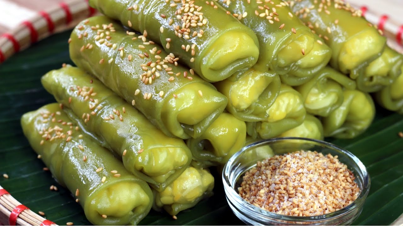 Bánh cuốn ngọt miền Tây phủ mè rang Bánh cuốn ngọt miền Tây phủ mè rang