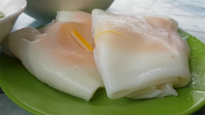 Bánh cuốn trứng lòng đào Lạng Sơn