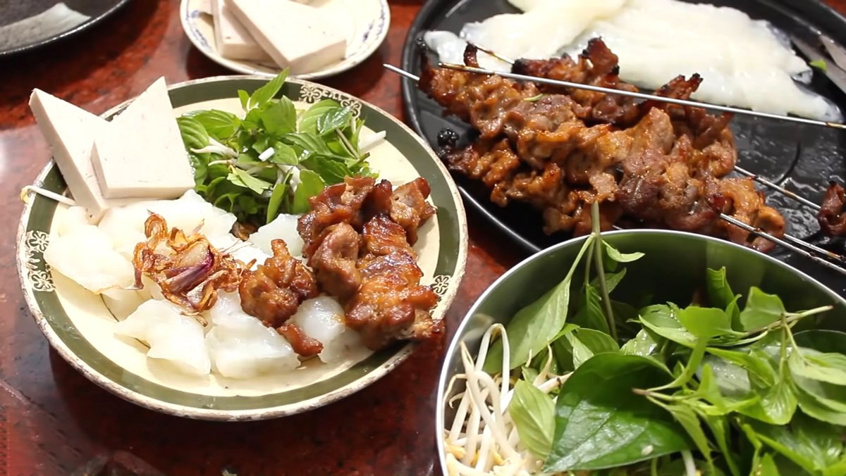 Bánh cuốn thịt nướng Sài Gòn ăn kèm rau sống