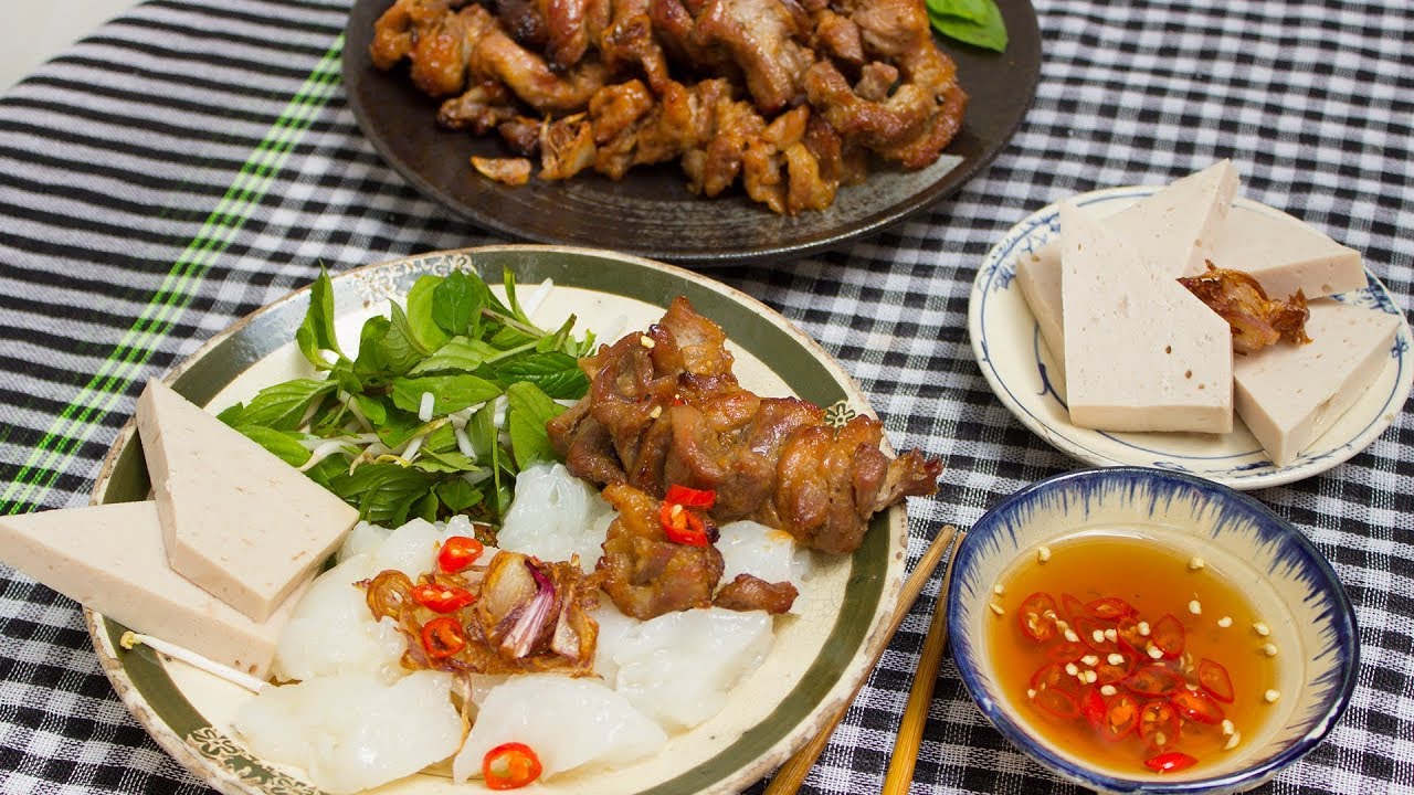 Bánh cuốn thịt nướng với nước chấm sa tế