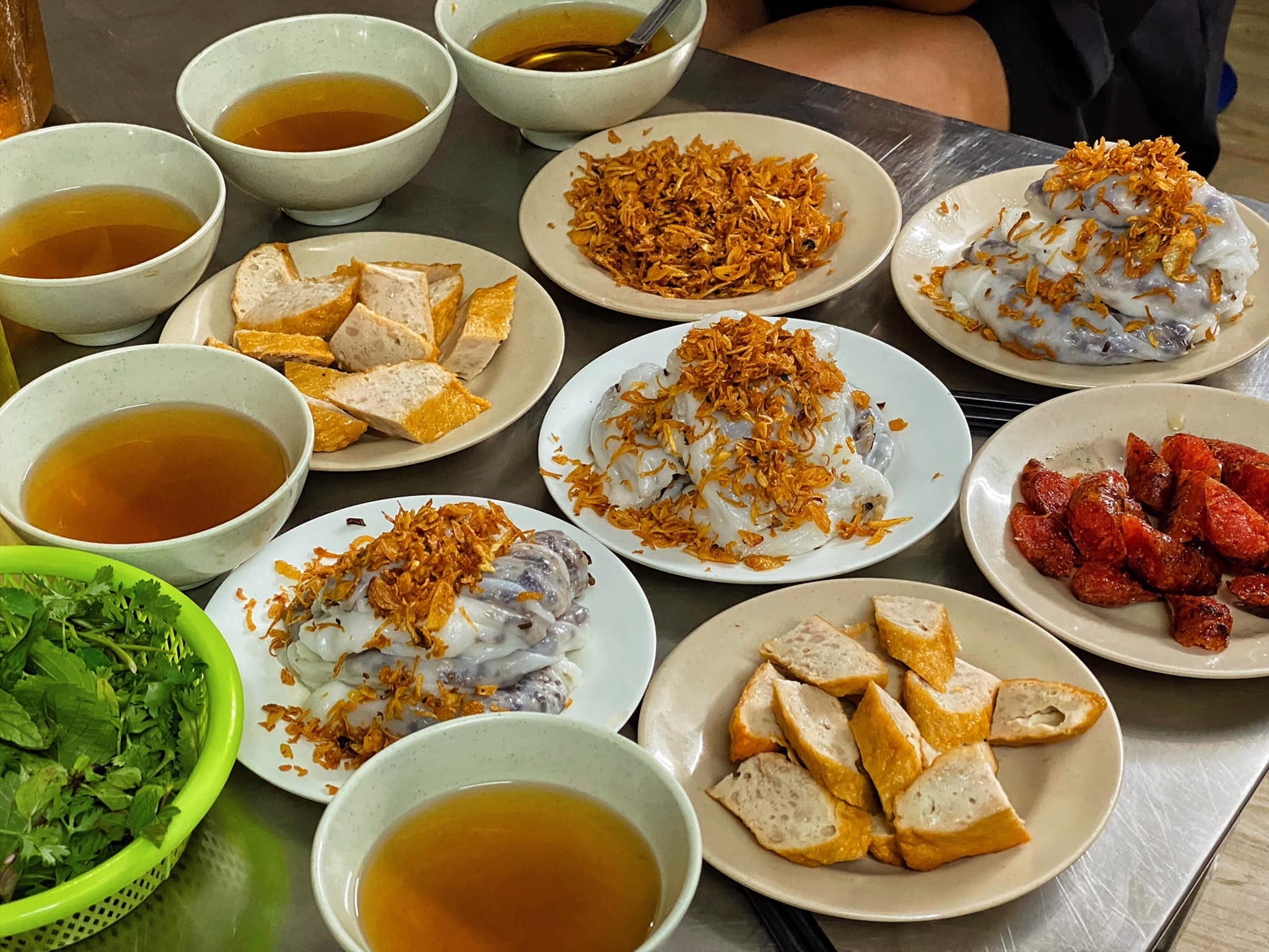 Bánh cuốn truyền thống Sài Gòn với chả lụa nem chua