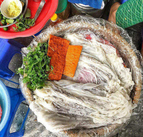 Bánh cuốn Thanh Trì với nước chấm chuẩn vị