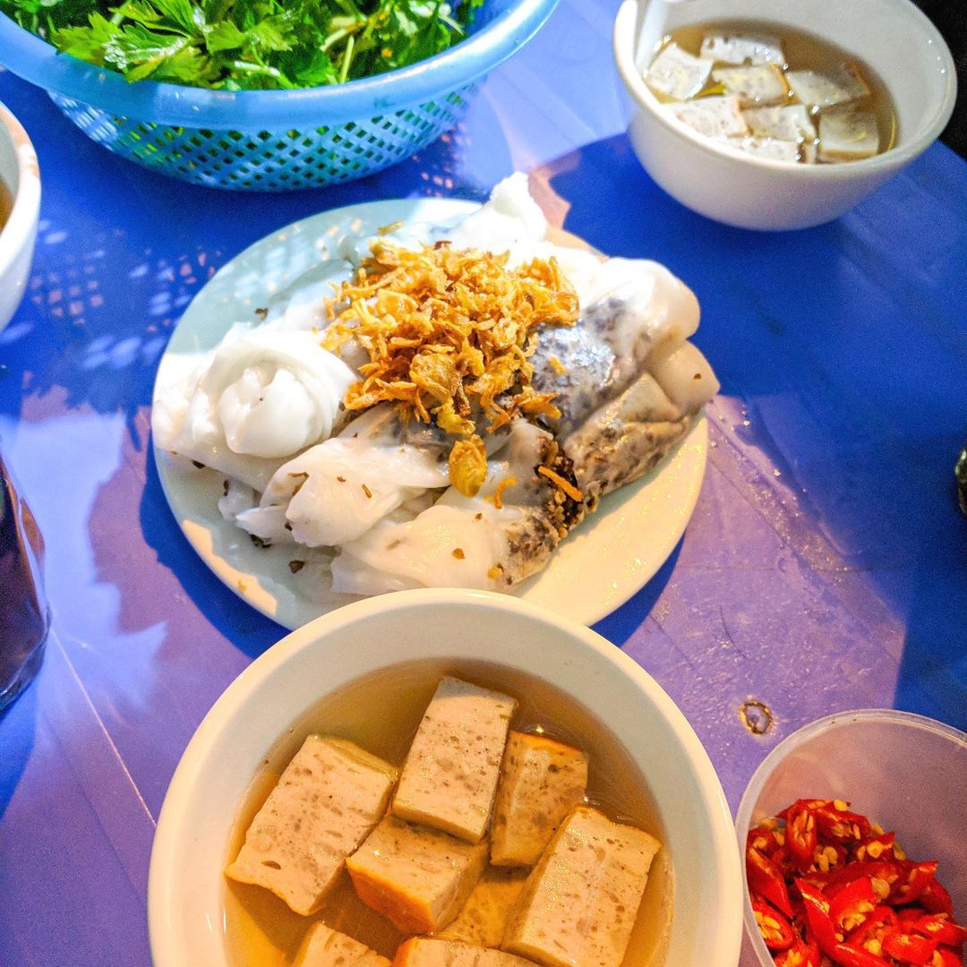 Bánh cuốn Thanh Trì đầy đặn với topping