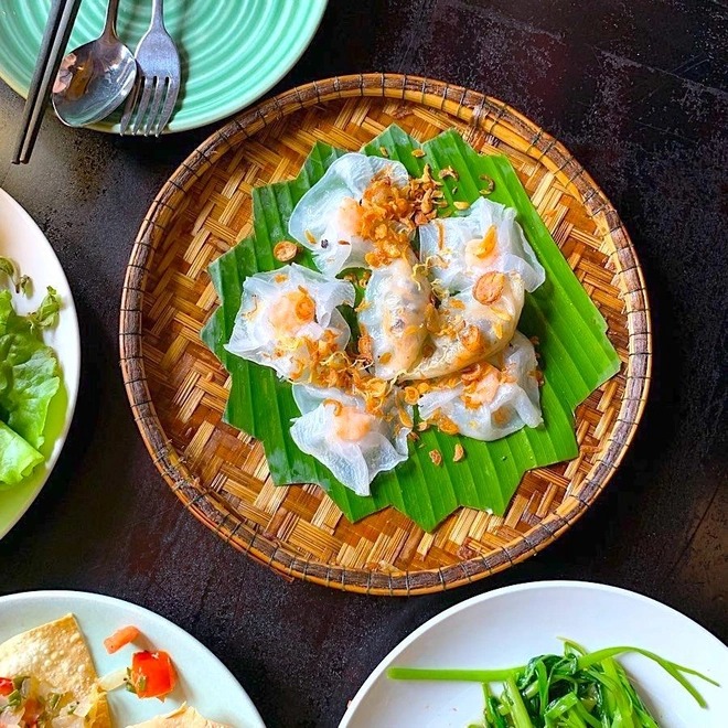 Bánh hoa hồng trắng đặc sản tại phố cổ Hội An