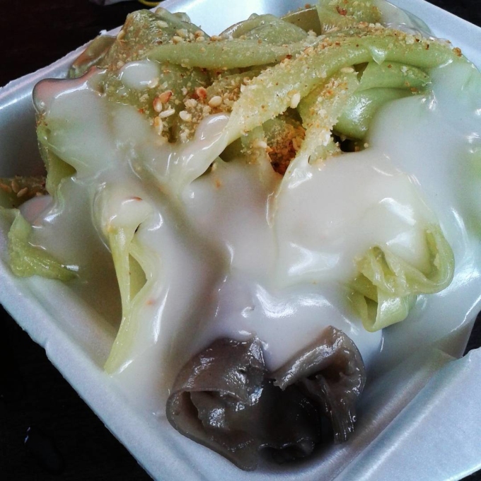 Bánh lá mơ ăn với nước cốt dừa