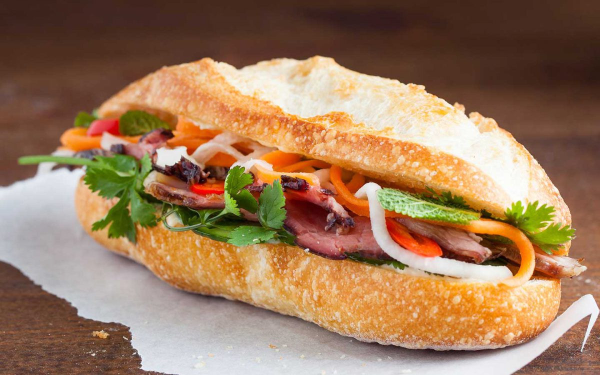 Bánh mì món ăn Việt Nam đường phố