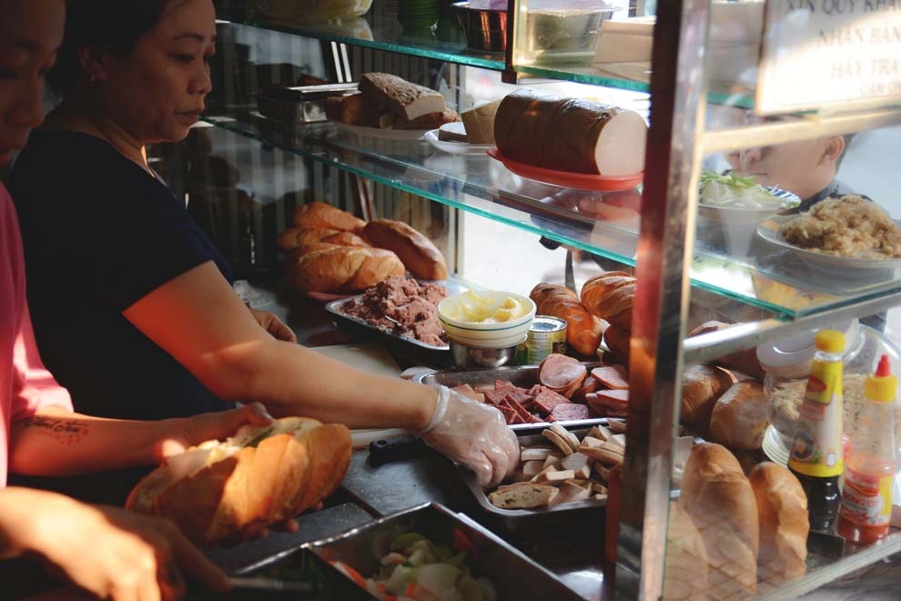 Quầy bánh mì Hoà Mã - quán ăn Sài Gòn lâu năm
