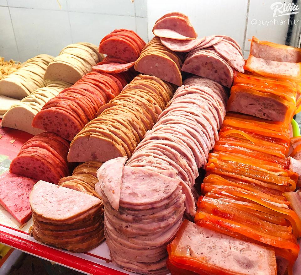 Ổ bánh mì Huynh Hoa đầy nhân quán ăn Sài Gòn