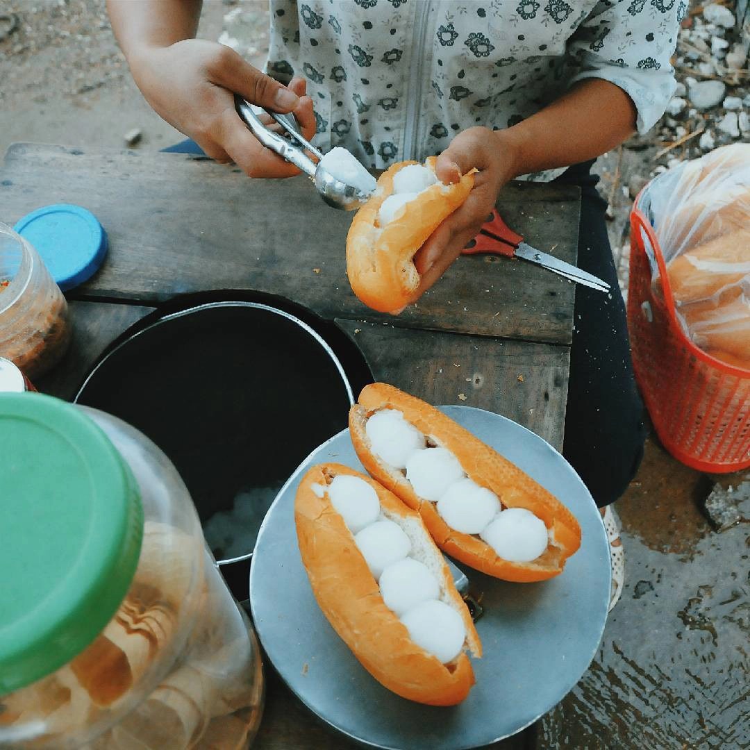 Bánh mì kẹp kem món ăn vặt tuổi thơ