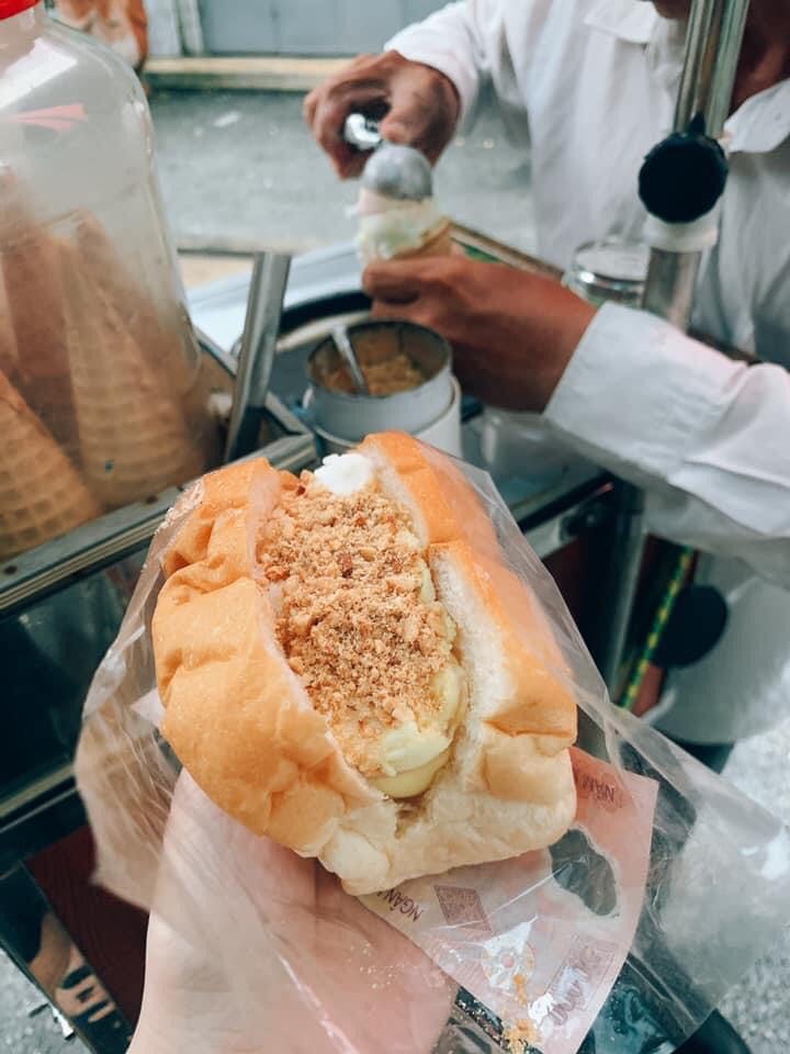 Bánh mì kẹp kem món ăn vặt miền Tây Bánh mì kẹp kem món ăn vặt miền Tây