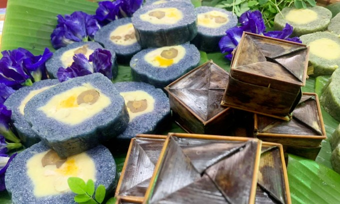 Bánh tét món bánh miền Tây gói lá chuối