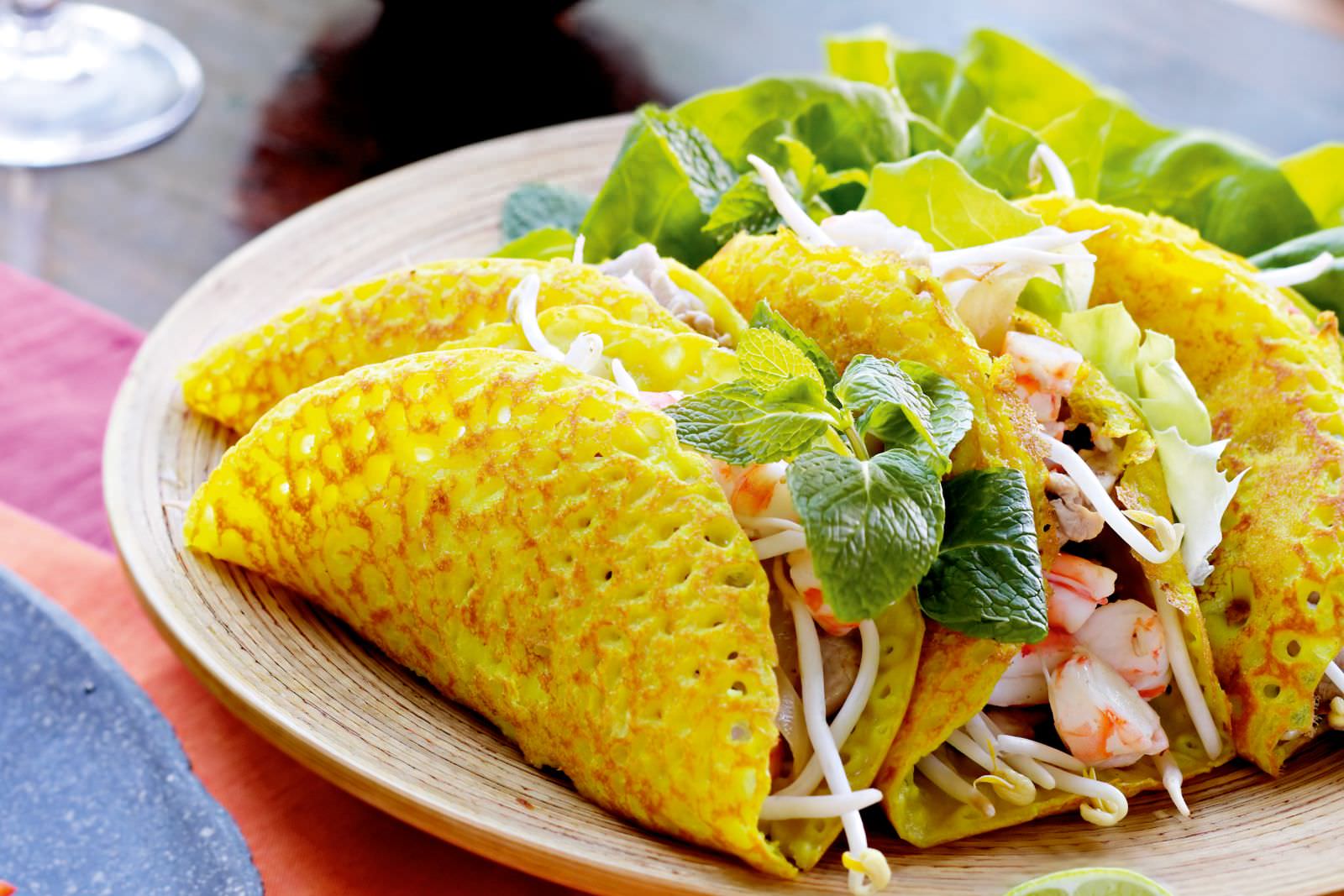 Bánh xèo món ăn Việt Nam giòn rụm