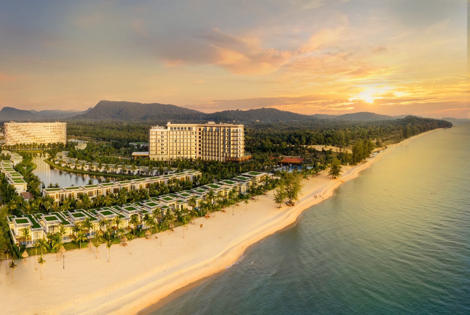 Khu nghỉ dưỡng Movenpick Waverly Phú Quốc nằm bên bờ biển Ông Lang