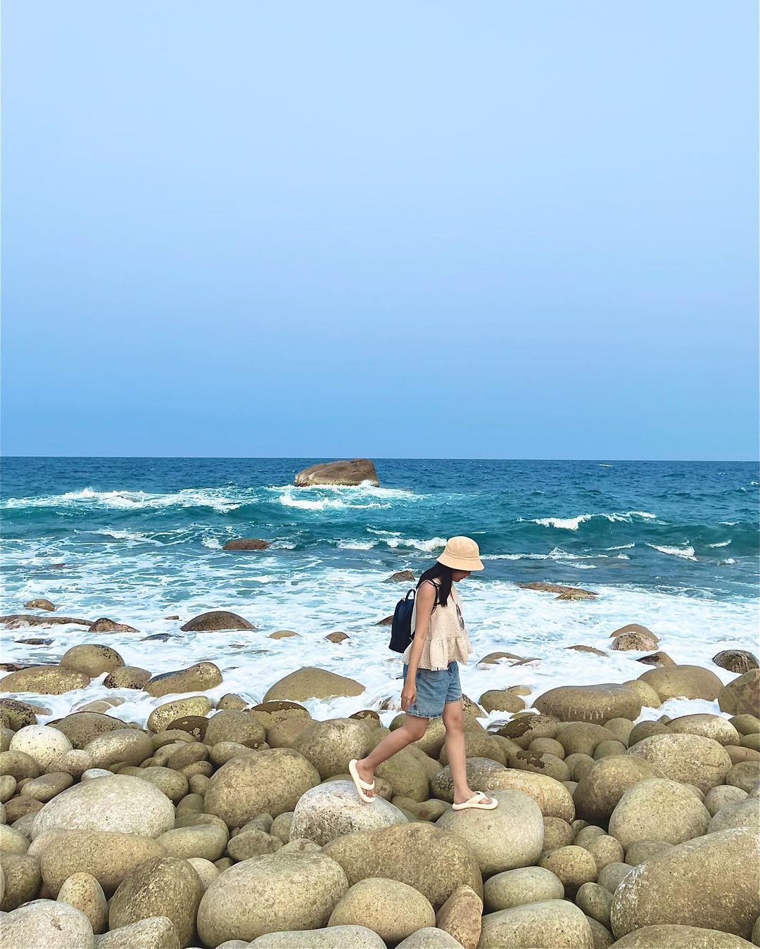 Bãi Đá Trứng đảo Bình Hưng