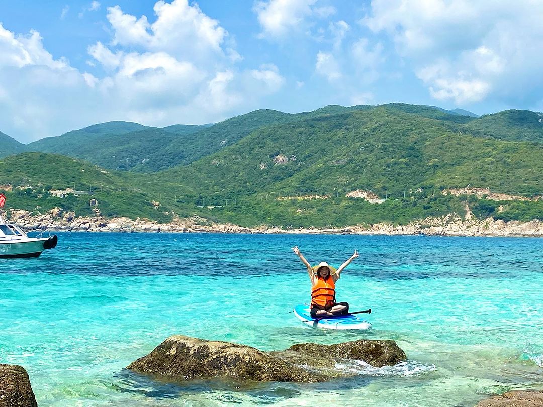 Bãi Cây Me trong vắt tại đảo Bình Hưng