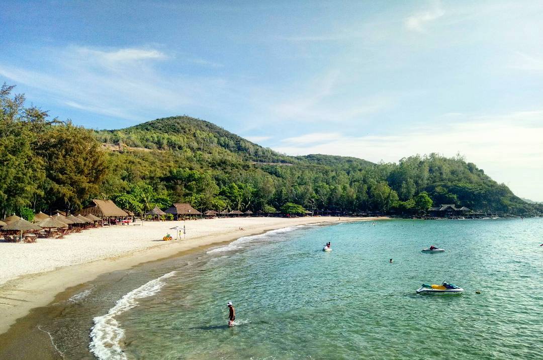 Du khách tắm biển tại bãi Nhũ Tiên Nha Trang