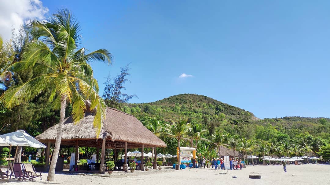 Ban nhạc biểu diễn tại bãi Nhũ Tiên Nha Trang