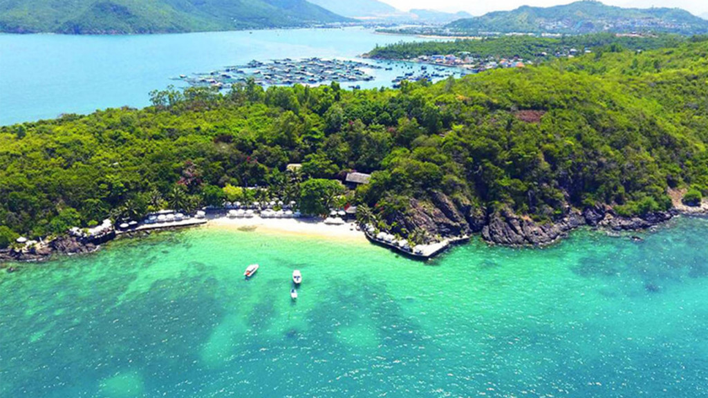 Làn nước xanh ngắt tại Bãi Tranh Nha Trang