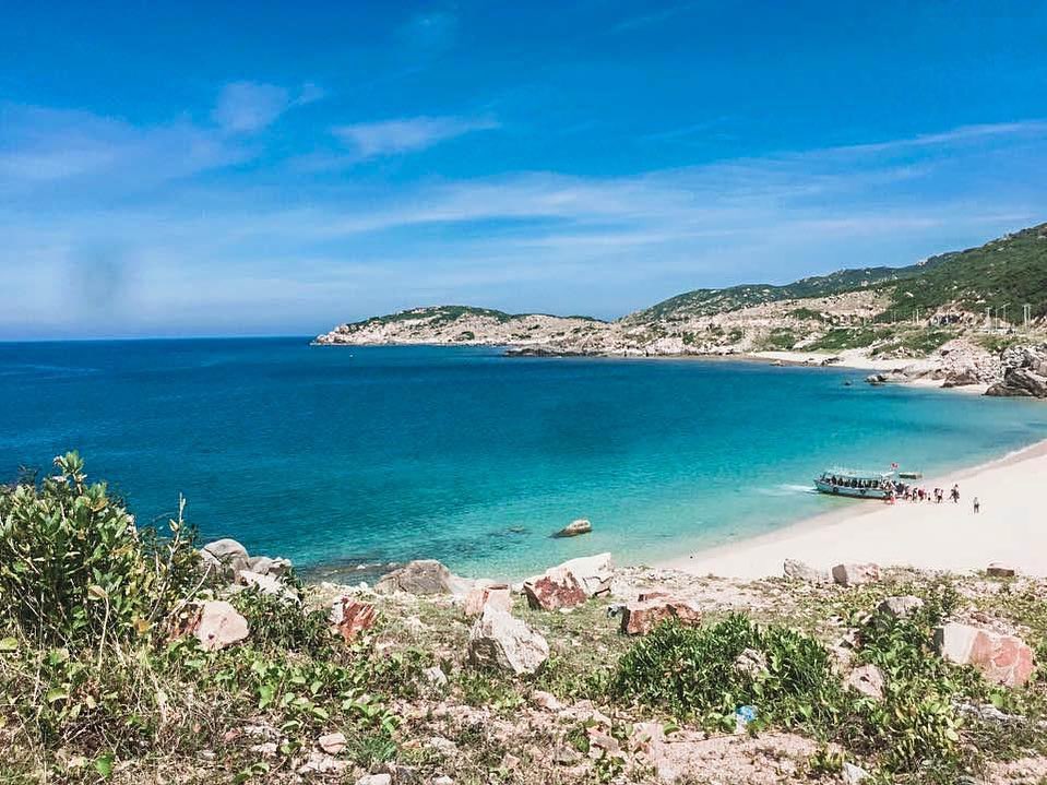 Khám phá bãi Cây Me tuyệt đẹp khi du lịch đảo Bình Hưng
