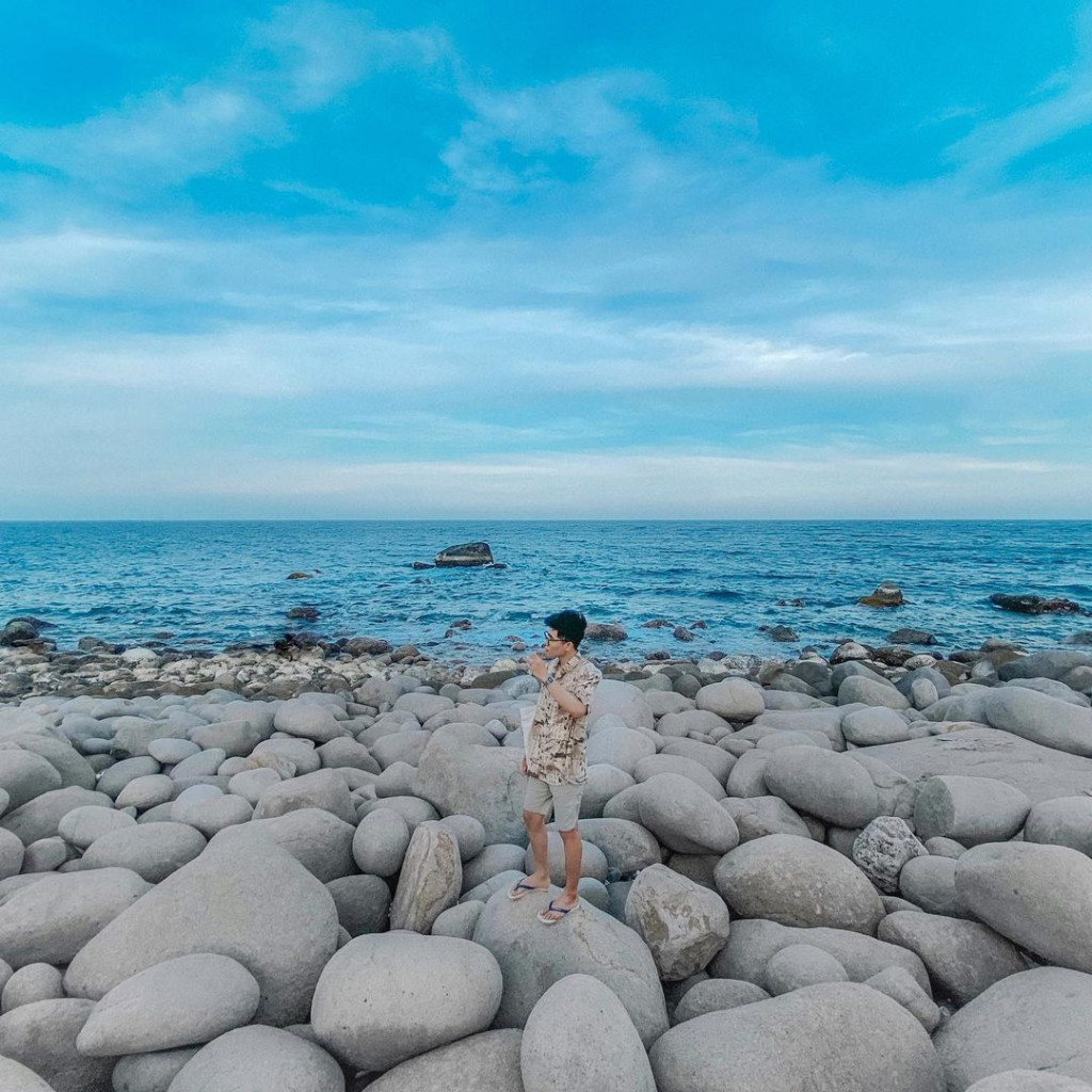 Bãi đá trứng độc đáo tại đảo Bình Hưng