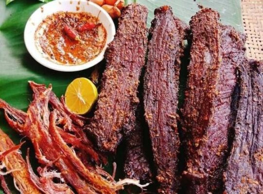 Thịt hun khói đặc sản Măng Đen