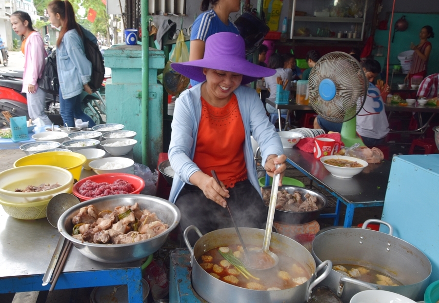 Quán bún bò Huế bà Tuyết tại Huế