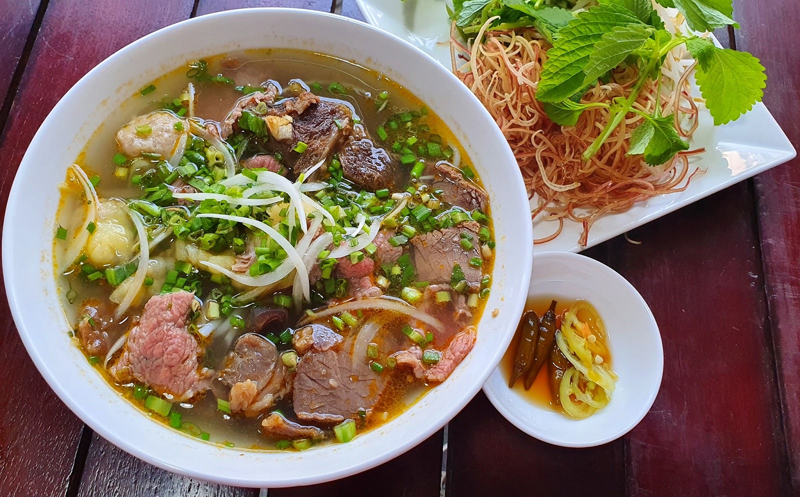 Tô bún bò Huế thơm ngon sử dụng bún Vân Cù