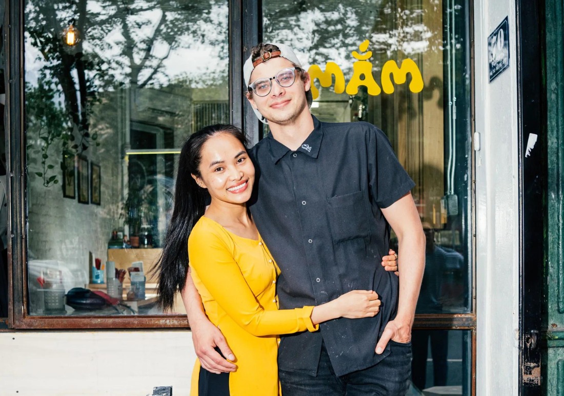 Vợ chồng Nhung Đào và Jerald Head trước quán bún đậu mắm tôm New York