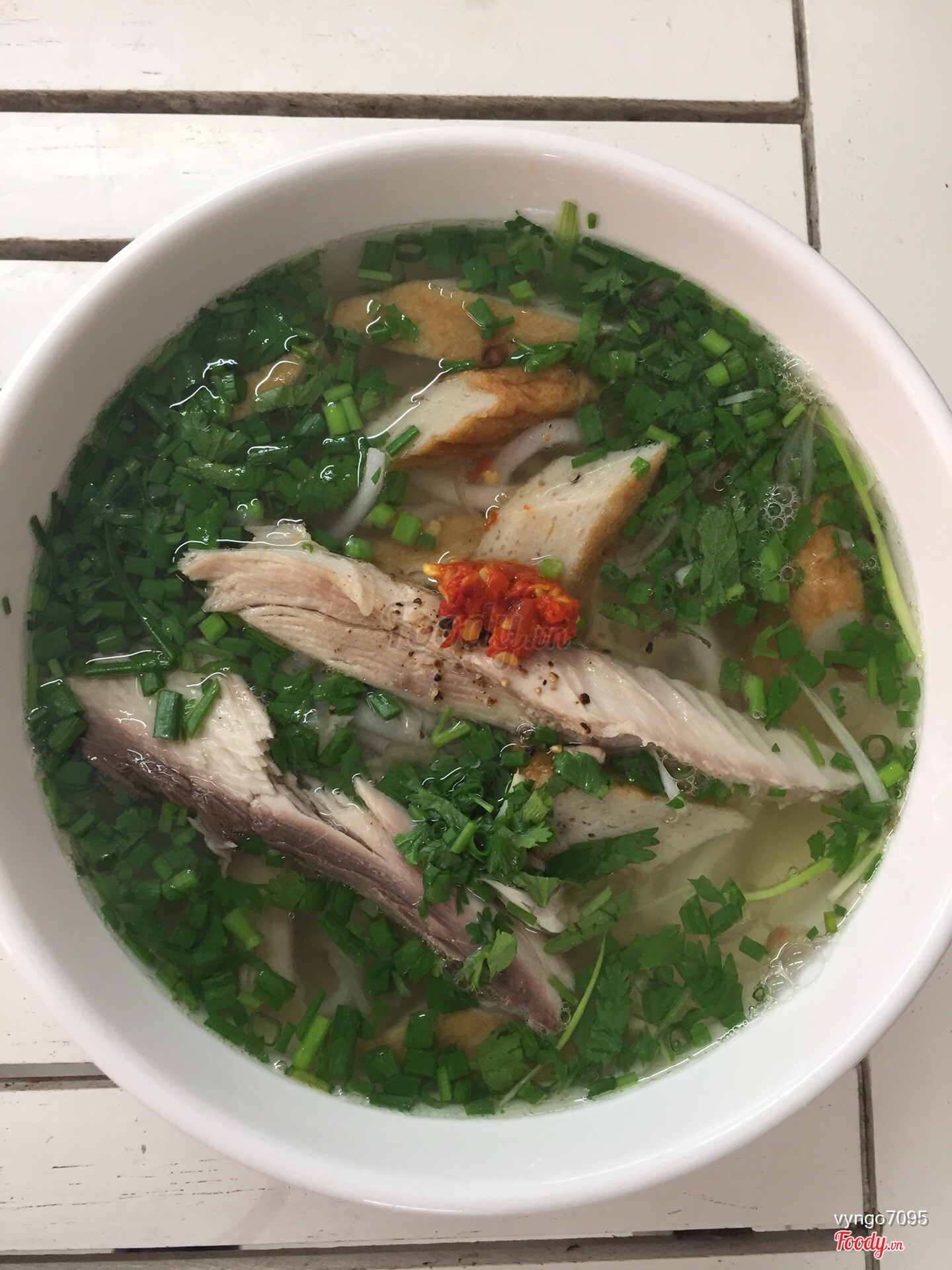 Tô bún cá Nha Trang đầy ắp chả cá thơm lừng
